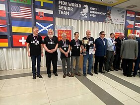 Mannschaft Lasker Schachstiftung GK: Felix Levin, Artur Jussupow, Jacob Meister, Alexander Graf und Dr. Gerhard Köhler (von links)