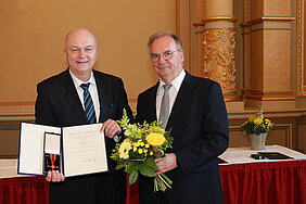 Foto: Dr. Gerhard Köhler hat soeben das Bundesverdienstkreuz am Band erhalten. Bildautor/Bildherkunft: Staatskanzlei Sachsen-Anhalt/Ines Berger